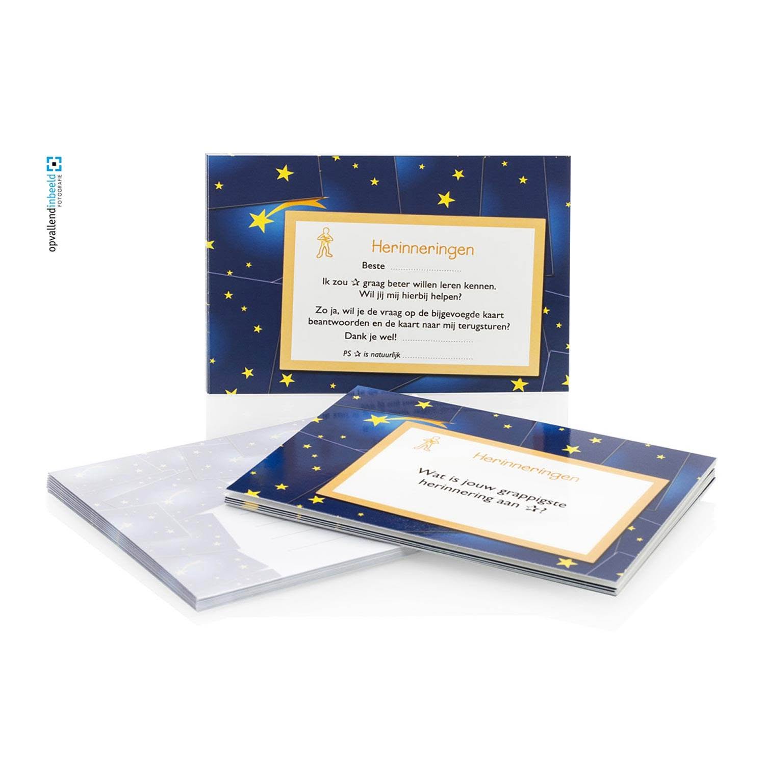 Een stapeltje donkerblauwe postkaarten met gele sterren, met daarop afgebeeld een vragenkaart, ligt schuin over een stapeltje licht gekleurde enveloppen. Ernaast staat een uitlegkaart. Op de afgebeelde vragenkaart staat de vraag: Wat is jouw grappigste herinnering aan *? Als je iemand wilt vragen deze vraag voor jou te beantwoorden kun je de uitlegkaart meesturen. Hierop staat: Beste ... Ik zou * graag beter willen leren kennen. Wil jij mij hierbij helpen? Zo ja, wil je de vraag op de bijgevoegde kaart beantwoorden en de kaart naar mij terugsturen? Vervolgens is er ruimte om je naam in te vullen na de tekst: Dank je wel. En onderaan staat: PS * is natuurlijk.... met een invul veld om de naam van jouw dierbare op te schrijven. Bijzondere post die uitnodigt om herinneringen te delen over een overleden dierbare.